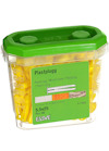 Plastpluggar i genomskinlig plastburk med grön lock, etikett visar ordet "Plastplugg" och storlek 5,5x25, 100 st.