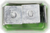 Metallblock staplade i en genomskinlig låda med grön botten.