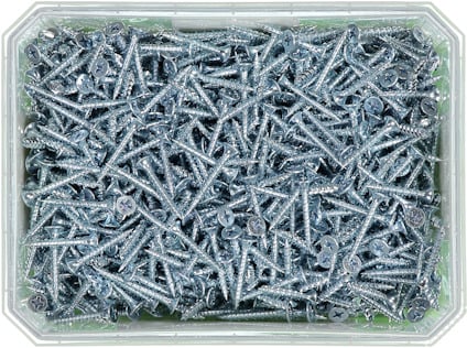 En plastlåda fylld med många silverfärgade skruvar i olika vinklar.