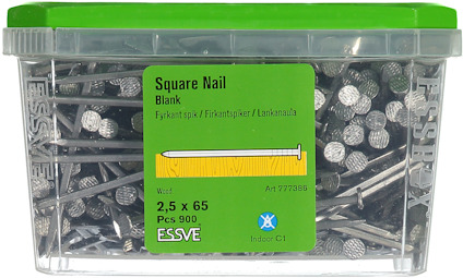 Plastlåda med fyrkantiga spikar, etikett med text: "Square Nail, Blank, 2,5 x 65, Pcs 900, Art 277986, ESSVE, Indoor C1".