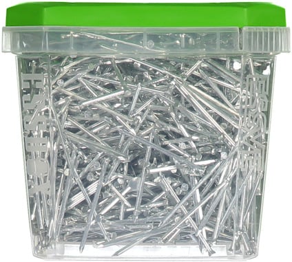 Transparent plastbehållare med grönt lock, fylld med silverfärgade spikar.