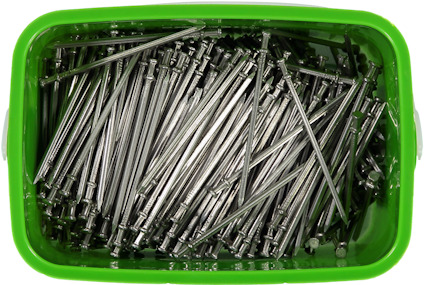 Grön låda fylld med många silvriga spikar.