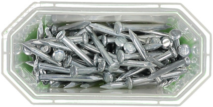 Plastlåda med silverfärgade spik inuti.