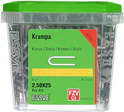 Plastlåda med grönt lock, innehållande 470 stycken krampor. Märkt "Krampa", "2,50x25", "Art.nr 777355", "ESSVE".
