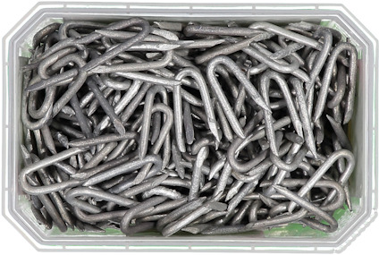 Silverfärgade, böjda metallstänger staplade i en rektangulär plastlåda.