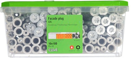 Plastlåda med grönt lock innehållande fasadplugg och tillhörande skruvar. Märkt "ESSVE".
