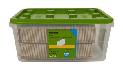 Plastlåda med grön lock som innehåller klammer, etikett med texten "Klammer N1500" och "ESSVE".