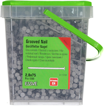 Plastförpackning med grönt lock innehållande skårade spikar. Etikett med flera språk. Märke: ESSVE.