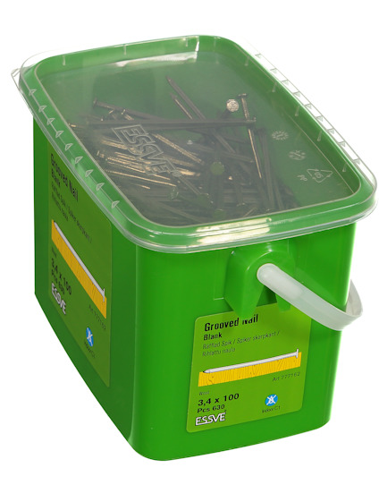 Grön plastbehållare med handtag innehållande räfflade spik av märket ESSVE, etikett med produktinformation.