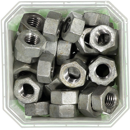 Metalliska sexkantiga muttrar i en transparent behållare.
