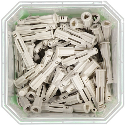 Plastpluggar staplade i en fyrkantig, transparent plastbehållare.