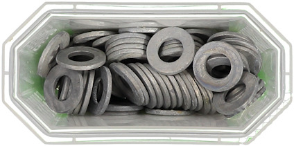 Fyrkantig behållare med flera metallbrickor staplade ovanpå varandra.