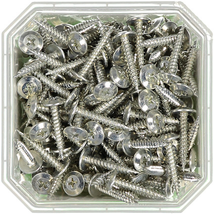 Metallskruvar i en transparent plastbehållare.