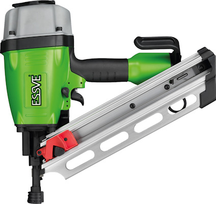 Spikpistol i grönt och svart med rakbandad magasin i silverfärg, märkt med "ESSVE" på sidan.