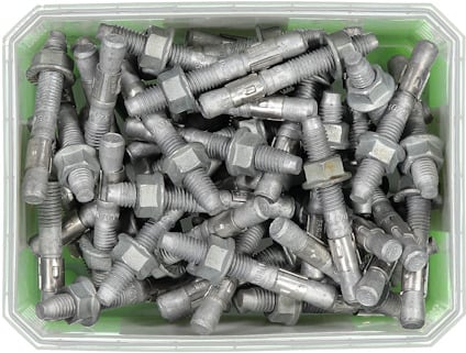 Stålbultar i en grön plastlåda.