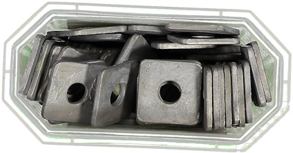 Fyrkantiga metallbrickor med hål, staplade i en transparent behållare.