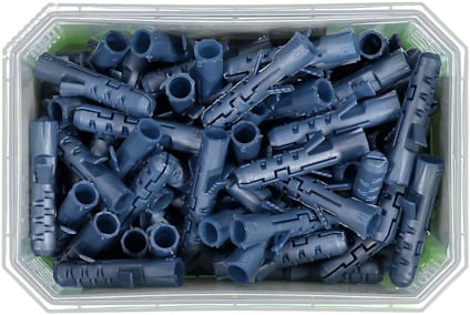 Blå pluggdubb i plast ligger huller om buller i en plastbehållare med genomskinliga kanter.