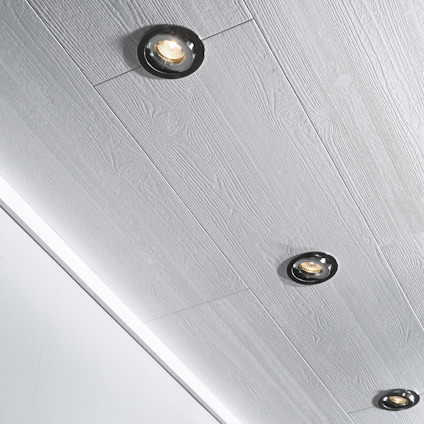 Grått tak med tre infällda runda lampor och trästruktur.