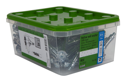 Plastlåda med grön lock innehållande ihåliga väggankare, etikett med specifikationer.