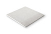 Kvadratisk gipsskiva med jämn, ljusgrå yta, sedd i perspektiv mot vit bakgrund.