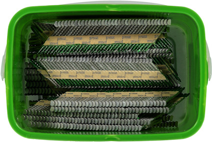 Grön låda fylld med vinklade rader av spikband med spikar.