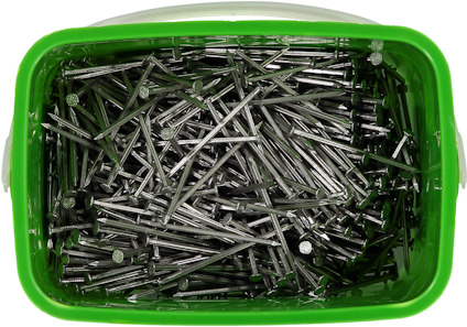 Grön plastbehållare fylld med metallspikar.