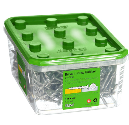 Plastlåda med grönt lock innehållande skruvar, etikett med texten "Drywall screw Outdoor, 3,9 x 40".