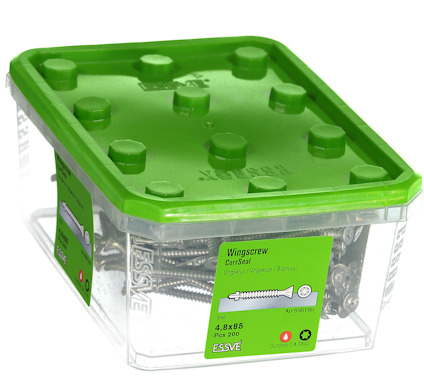 Behållare med grönt lock innehållande Wingscrew CorriSeal skruvar, storlek 4.8x65, 200 st, med etikettinformation.