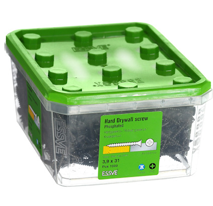 Klart plasthink med grönt lock, innehållande svarta gipsskruvar. Etikett: "Hard Drywall screw, 3,9 x 31, ESSVE".