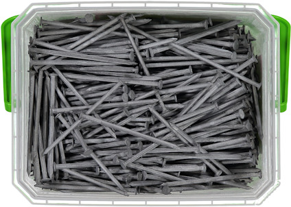 Plastlåda fylld med många skruvar med sexkantigt huvud och gängad kropp.