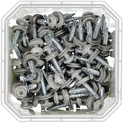 Skruvar med brickor i en transparent plastlåda.