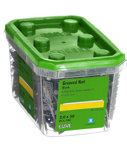 Plastbehållare med grönt lock innehållande 740 räfflade spikar, storlek 2,0 x 50 mm. Etikett med text på flera språk.