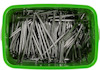 Grön plastbehållare fylld med mängder av silverfärgade spikar.