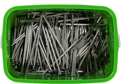 Grön plastbehållare fylld med mängder av silverfärgade spikar.